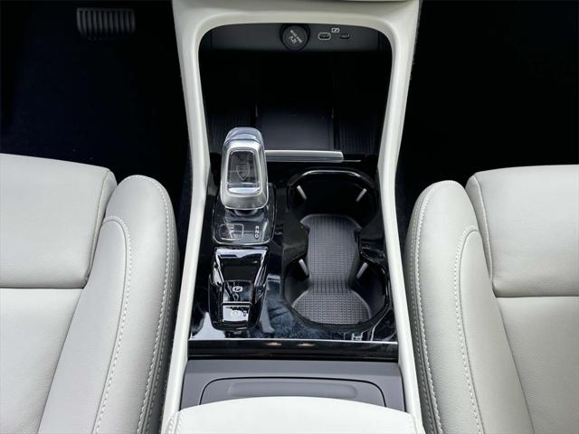 2025 Volvo XC40 B5 Ultra Bright Theme
