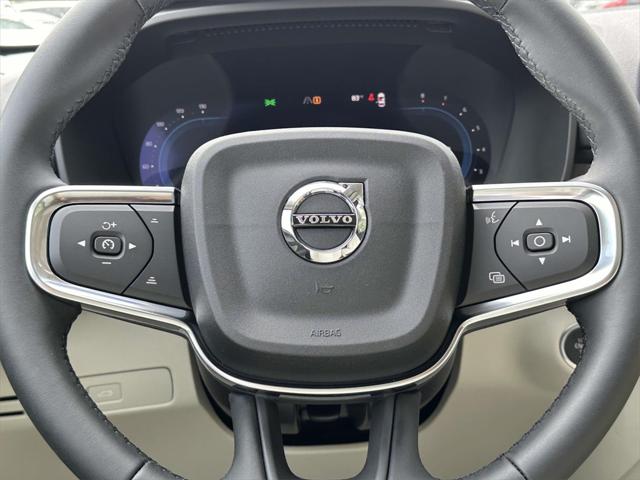 2025 Volvo XC40 B5 Ultra Bright Theme