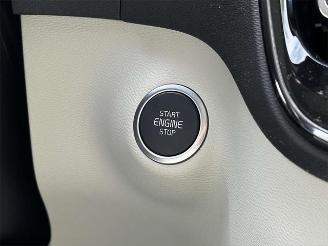 2025 Volvo XC40 B5 Ultra Bright Theme
