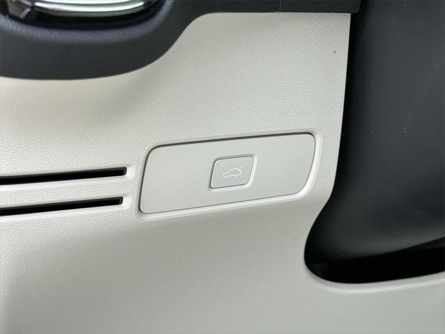 2025 Volvo XC40 B5 Ultra Bright Theme