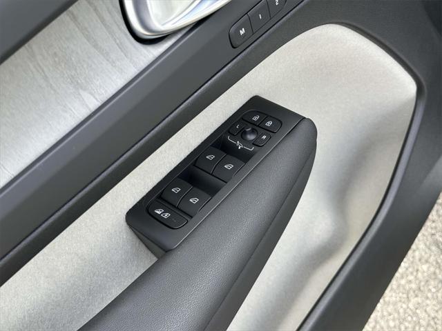 2025 Volvo XC40 B5 Ultra Bright Theme