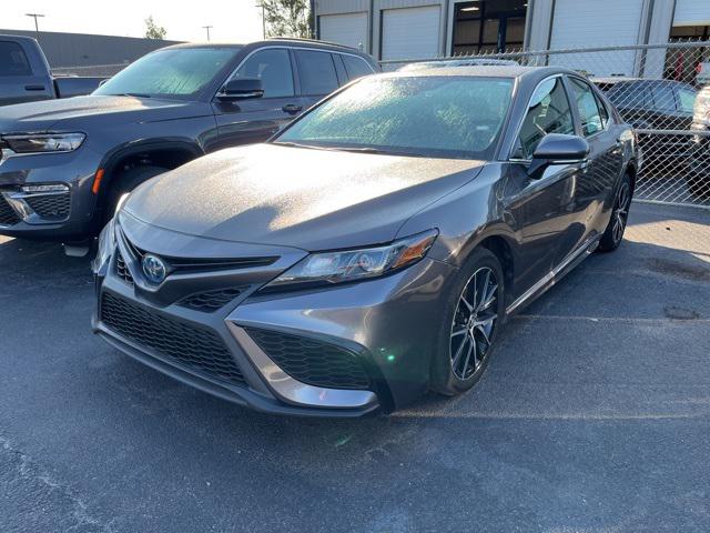 2022 Toyota Camry SE Hybrid