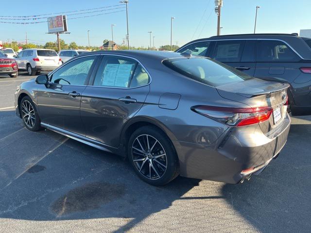 2022 Toyota Camry SE Hybrid