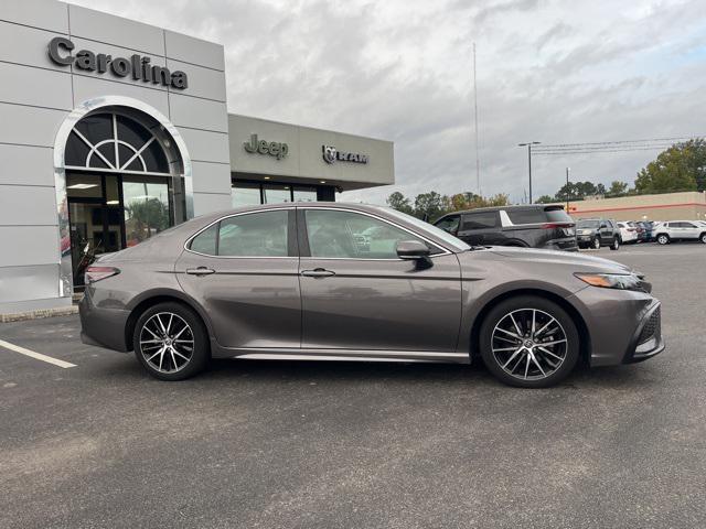 2022 Toyota Camry SE Hybrid