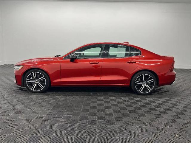 2022 Volvo S60 B5 R-Design