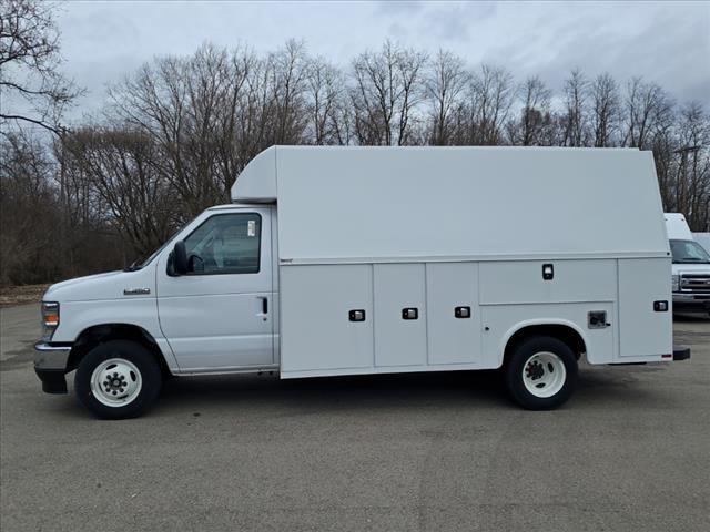 2025 Ford E-350 Cutaway 2025 FORD E-350 CUTAWAY CHASSIS 2DR 138 WB HD
