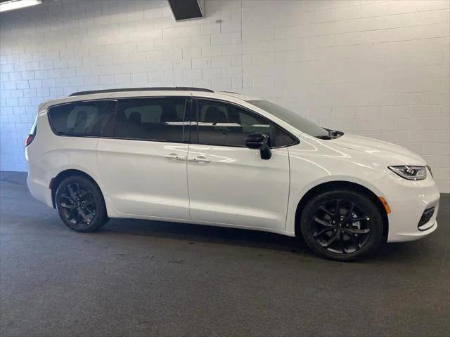 2024 Chrysler Pacifica PACIFICA TOURING L