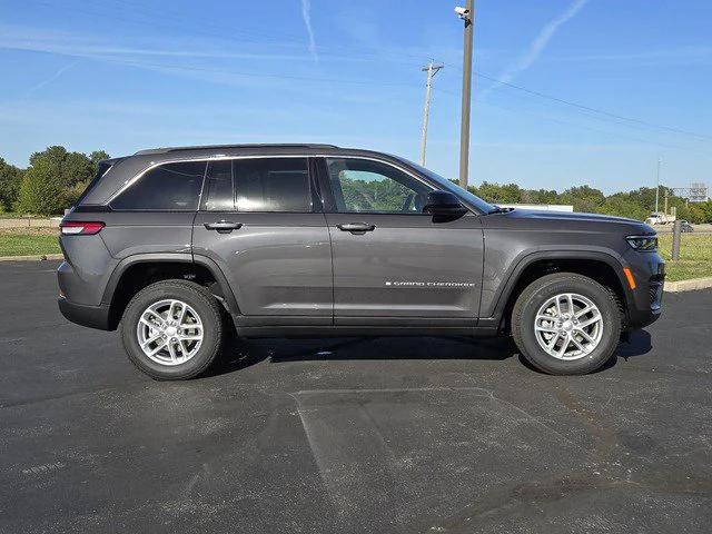 2025 Jeep Grand Cherokee GRAND CHEROKEE LAREDO X 4X4