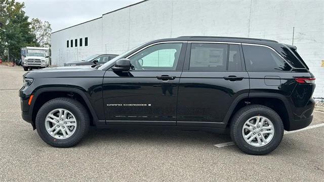 2025 Jeep Grand Cherokee GRAND CHEROKEE LAREDO 4X4