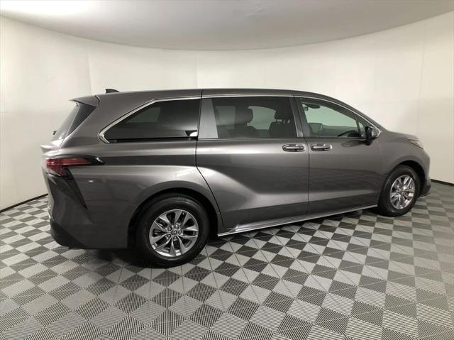 2022 Toyota Sienna LE