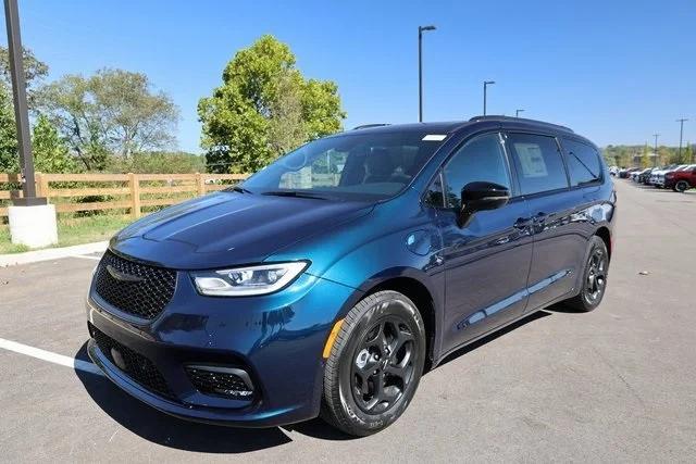 2025 Chrysler Pacifica Hybrid PACIFICA PLUG-IN HYBRID S APPEARANCE