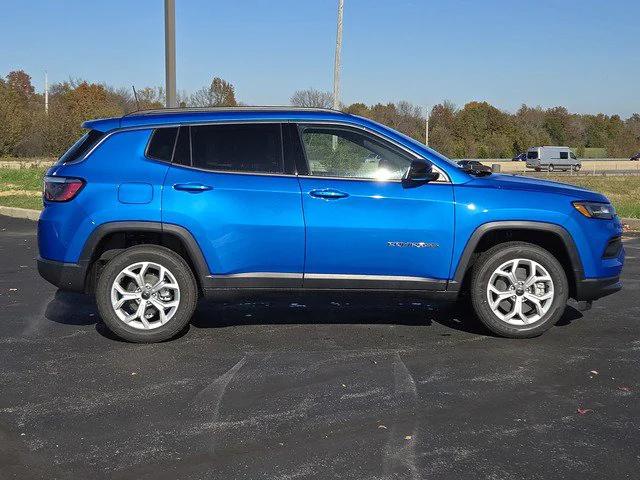 2025 Jeep Compass COMPASS LATITUDE 4X4