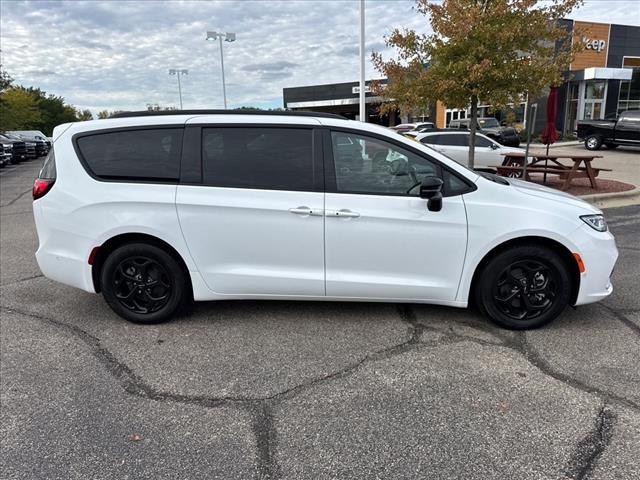 2024 Chrysler Pacifica Hybrid Select