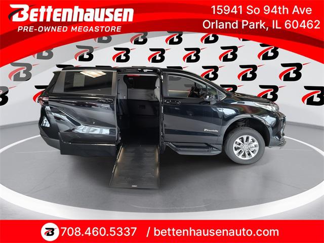 2024 Toyota Sienna LE