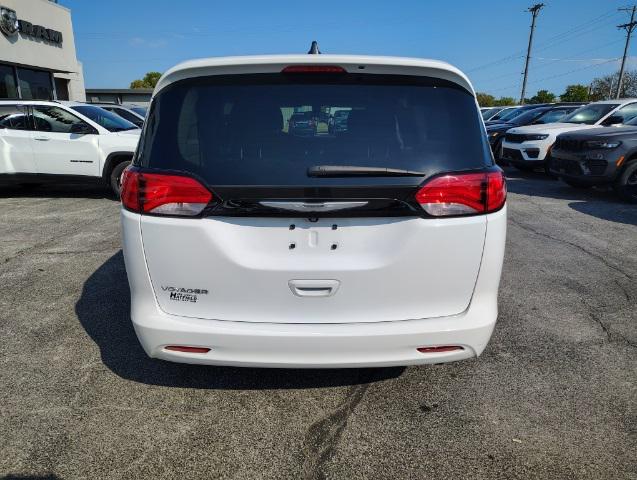 2022 Chrysler Voyager LX