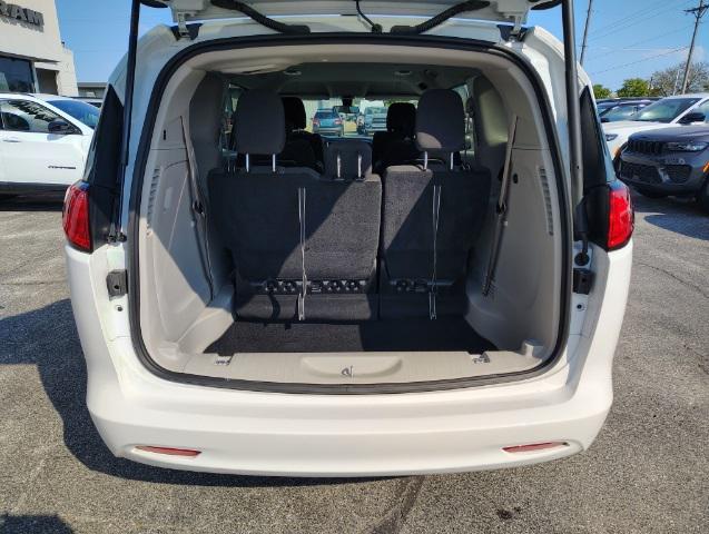 2022 Chrysler Voyager LX