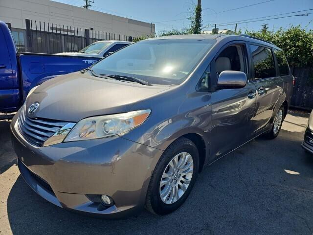 2016 Toyota Sienna XLE 8 Passenger