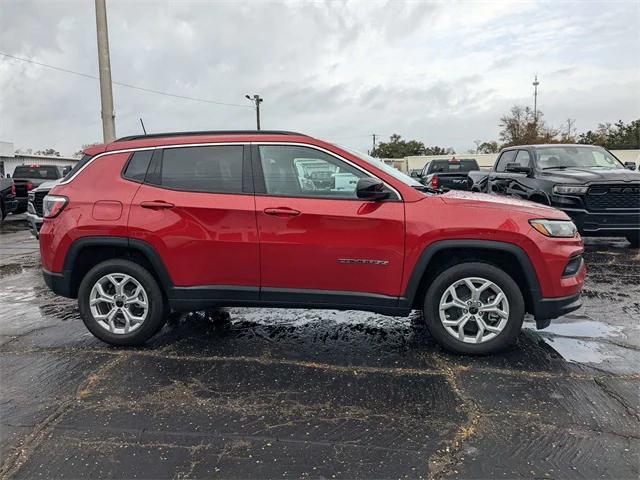 2025 Jeep Compass COMPASS LATITUDE 4X4