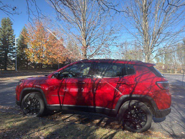 2025 Jeep Compass COMPASS LATITUDE 4X4