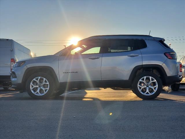 2025 Jeep Compass COMPASS LATITUDE 4X4