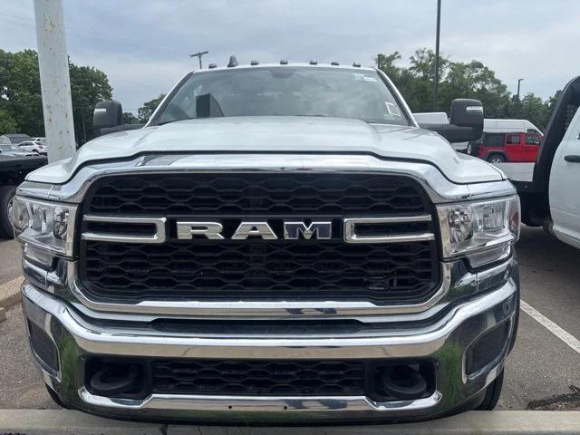 2024 RAM Ram 5500 Chassis Cab RAM 5500 TRADESMAN CHASSIS REGULAR CAB 4X4 84 CA 2024 RAM Ram 5500 Chassis Cab RAM 5500 TRADESMAN CHASSIS REGULAR CAB 4X4 84 CA