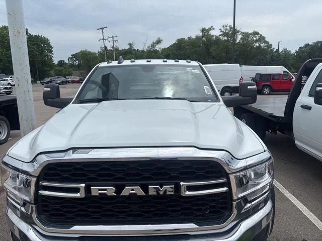2024 RAM Ram 5500 Chassis Cab RAM 5500 TRADESMAN CHASSIS REGULAR CAB 4X4 84 CA 2024 RAM Ram 5500 Chassis Cab RAM 5500 TRADESMAN CHASSIS REGULAR CAB 4X4 84 CA