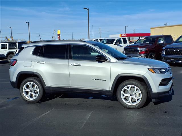 2025 Jeep Compass COMPASS LATITUDE 4X4