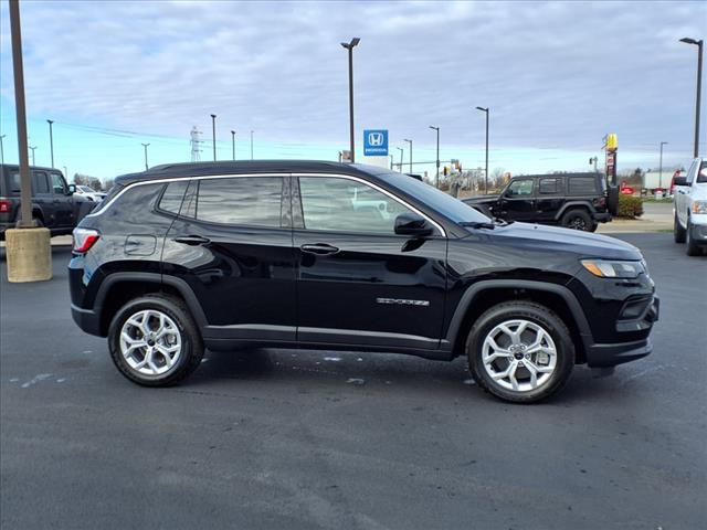 2025 Jeep Compass COMPASS LATITUDE 4X4