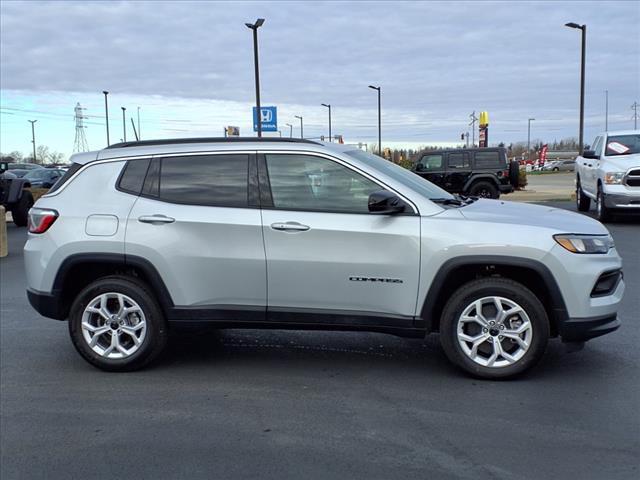 2025 Jeep Compass COMPASS LATITUDE 4X4