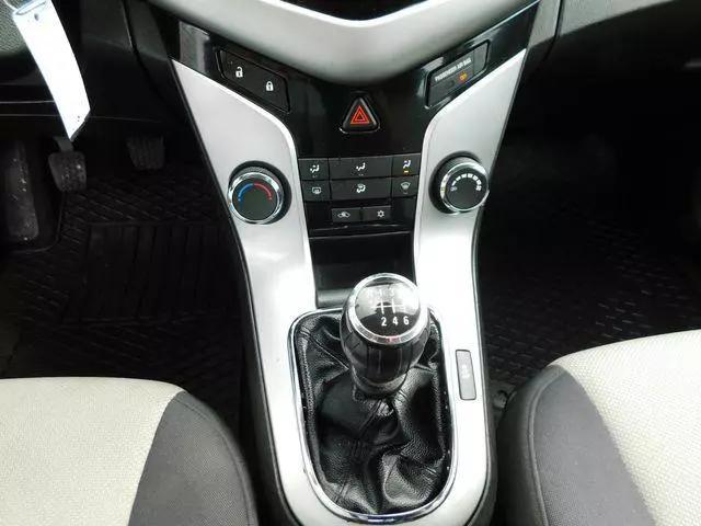 2013 Chevrolet Cruze LS Manual