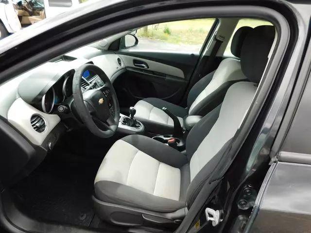 2013 Chevrolet Cruze LS Manual