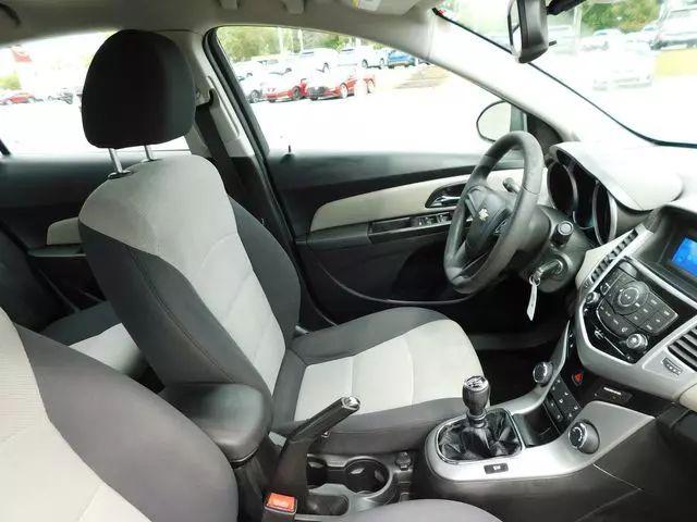 2013 Chevrolet Cruze LS Manual