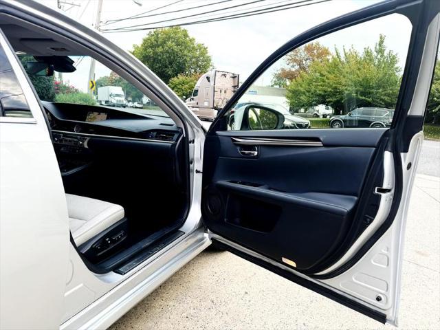 2016 Lexus ES 300h ES 300h Sedan 4D