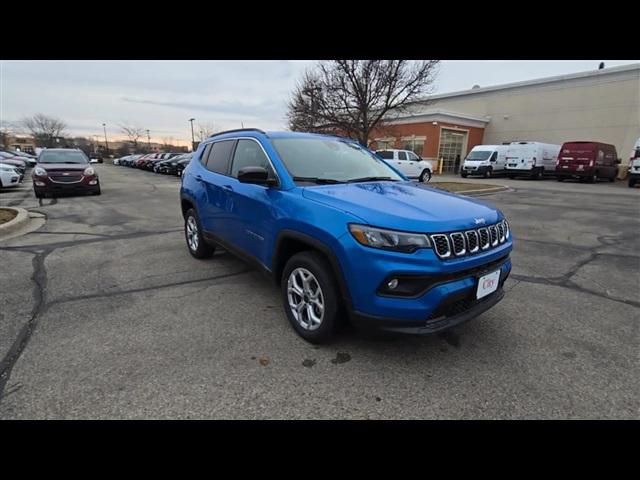 2025 Jeep Compass COMPASS LATITUDE 4X4