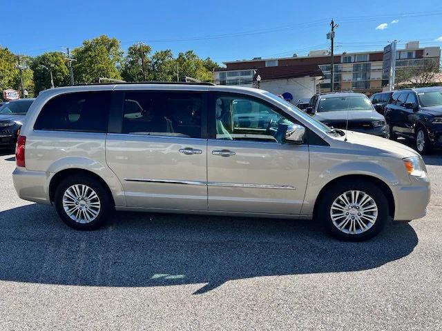 2015 Chrysler Town and Country Touring-L