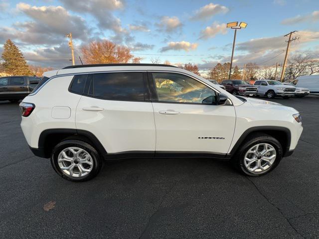 2025 Jeep Compass COMPASS LATITUDE 4X4