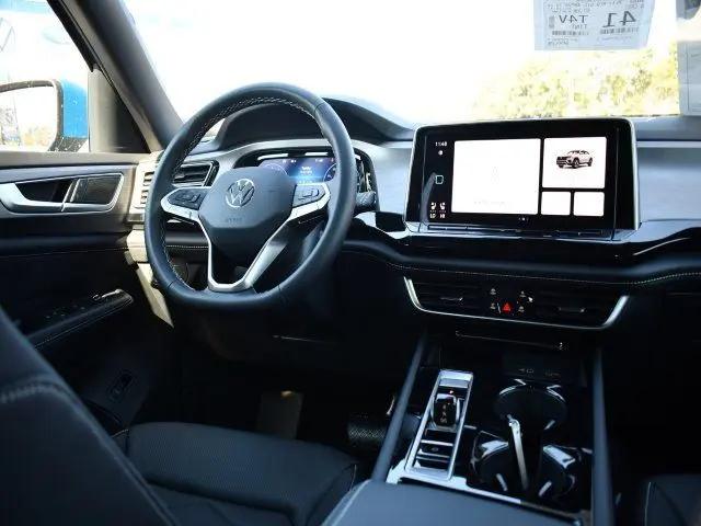 2025 Volkswagen Atlas Cross Sport 2.0T SE w/Technology