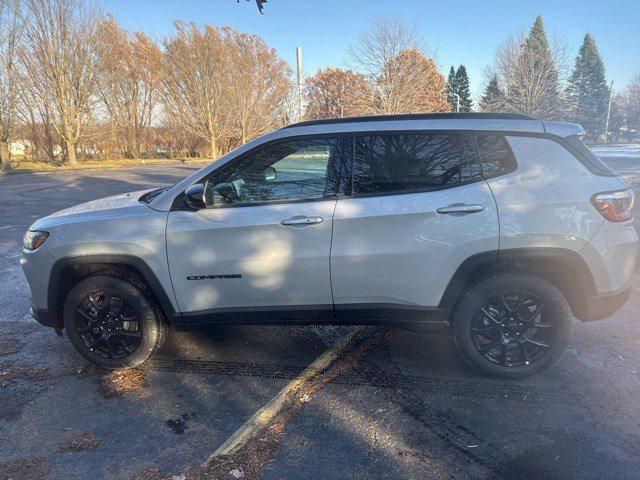 2025 Jeep Compass COMPASS LATITUDE 4X4