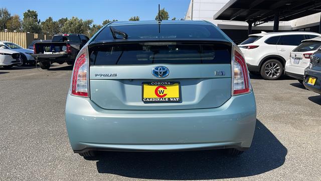 2014 Toyota Prius Three 9