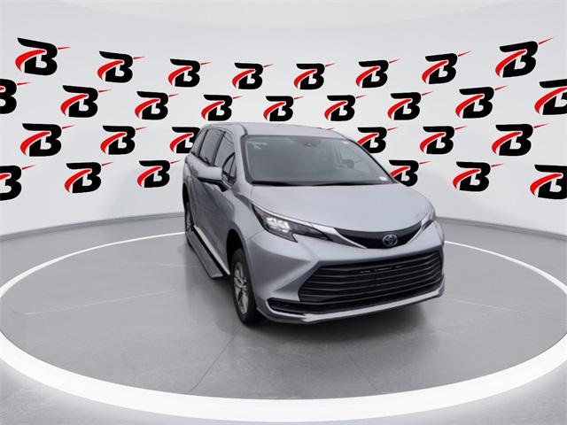 2024 Toyota Sienna LE