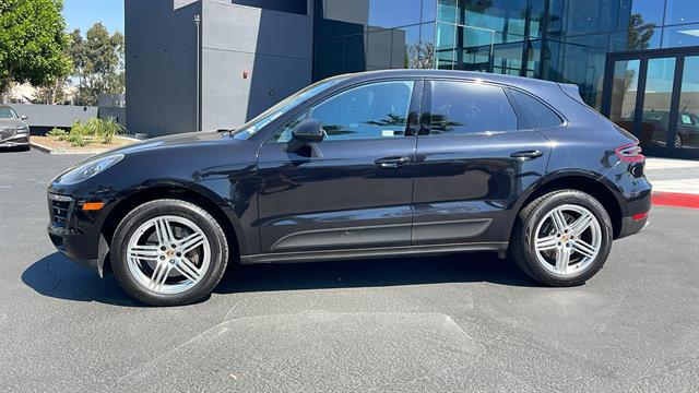 2017 Porsche Macan AWD 12