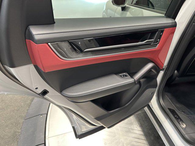 2025 Porsche Cayenne E-Hybrid Turbo