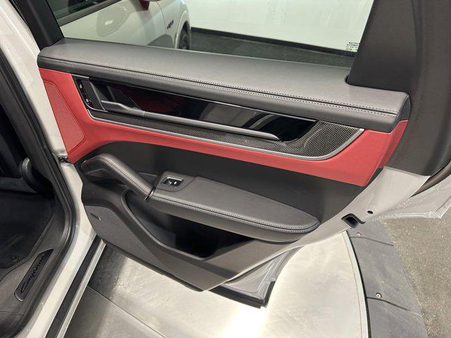 2025 Porsche Cayenne E-Hybrid Turbo