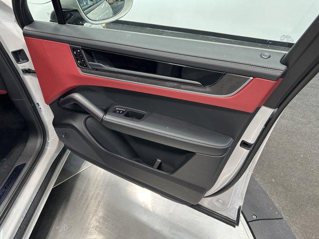 2025 Porsche Cayenne E-Hybrid Turbo