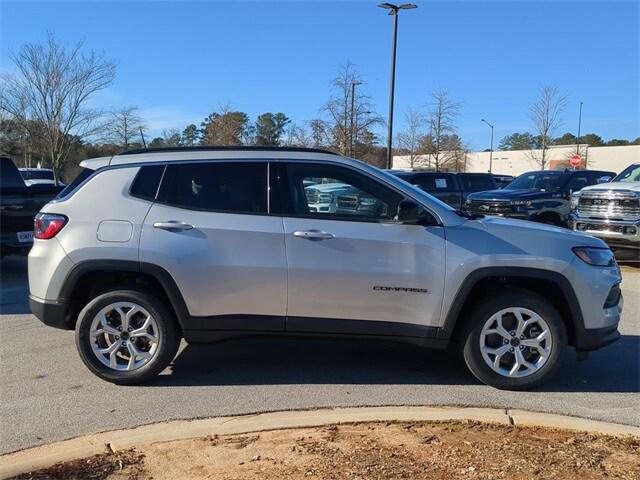 2025 Jeep Compass COMPASS LATITUDE 4X4