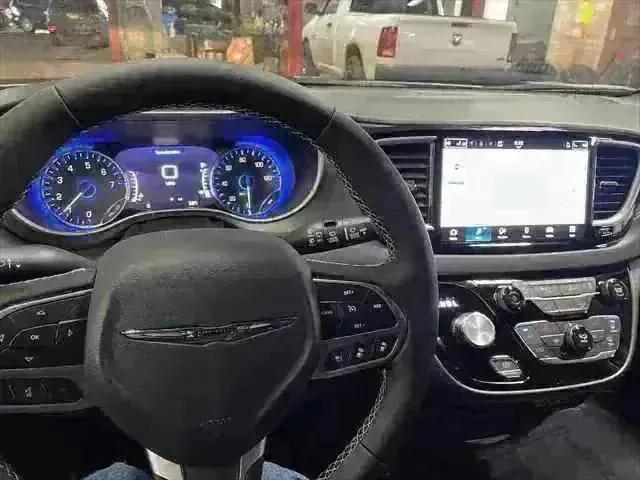 2025 Chrysler Voyager VOYAGER LX