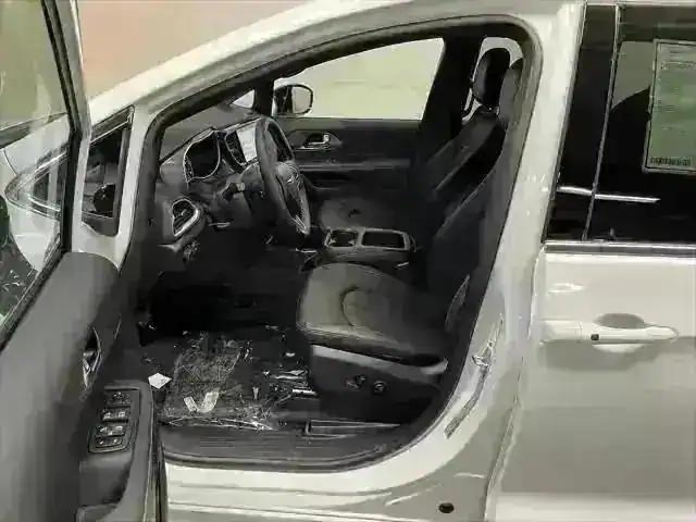 2025 Chrysler Voyager VOYAGER LX