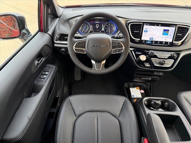 2025 Chrysler Voyager VOYAGER LX