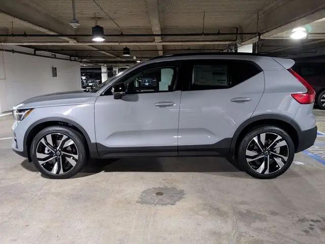 2025 Volvo XC40 B5 Ultra Dark Theme