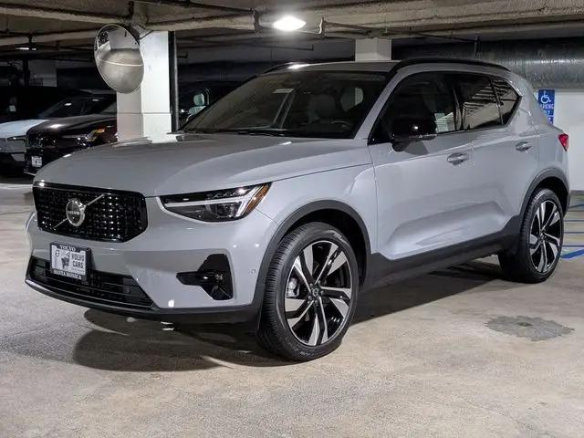 2025 Volvo XC40 B5 Ultra Dark Theme